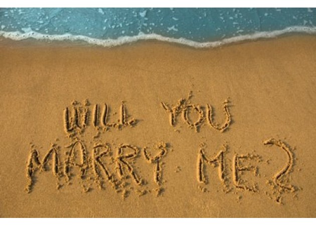 https://comparethediamond.com/image/cache/blog/newimgs/will_you_marry_me_in_sand1-630x450.jpg