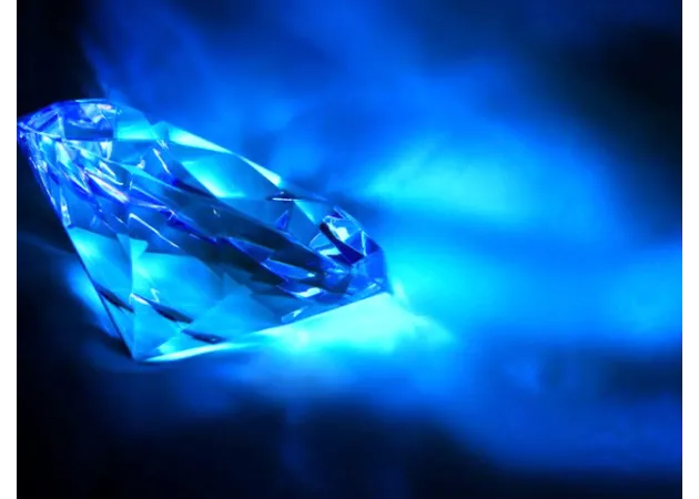 https://comparethediamond.com/image/cache/catalog/blog-images/Diamond%20Fluorescence-630x450-630x450.webp