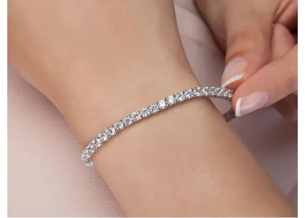 https://comparethediamond.com/image/cache/catalog/blog-images/tennis%20bracelet%20on%20wrist-630x450.webp